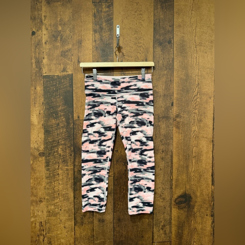 Lululemon wunder under crop Wamo Camo Barely Pink / Black size 4 EUC